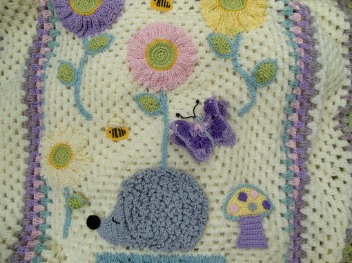 handmade-baby-blanket-with-hedgehog-flowers-and-bee-design