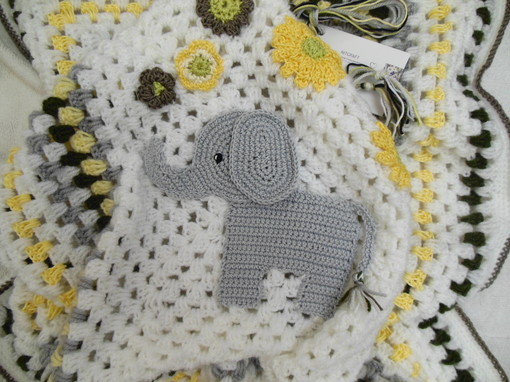 crochet-baby-blanket-with-elephant-and-flowers