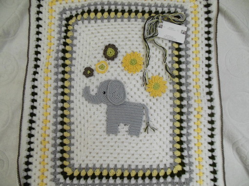 crochet-baby-blanket-with-elephant-and-flowers