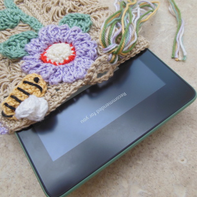 crochet-kindle-sleeve-bee-design