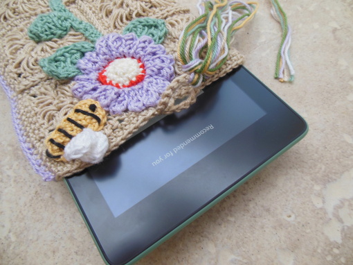 crochet-kindle-sleeve-bee-design