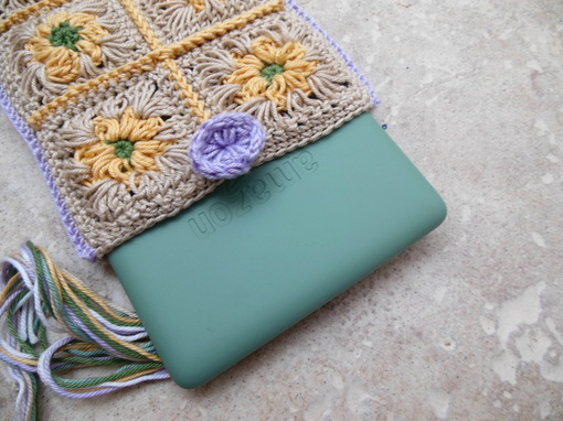 crochet-kindle-sleeve-bee-design