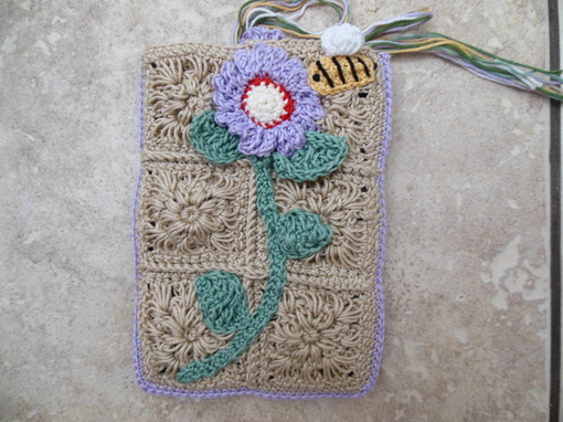 crochet-kindle-sleeve-bee-design