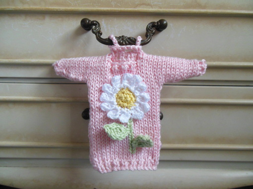 daisy-mini-sweater-ornament