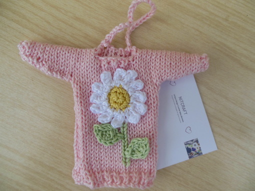 daisy-mini-sweater-ornament