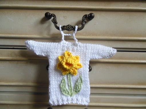 daffodil-mini-sweater-ornament