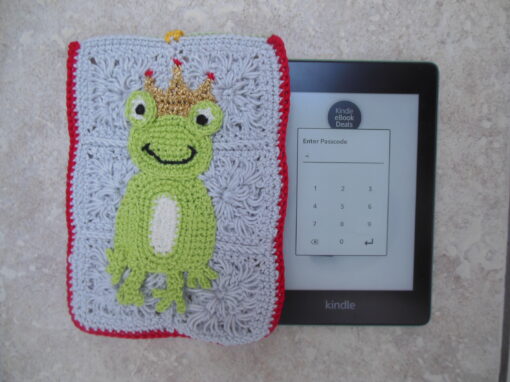 crochet-kindle-case-frog-prince-design