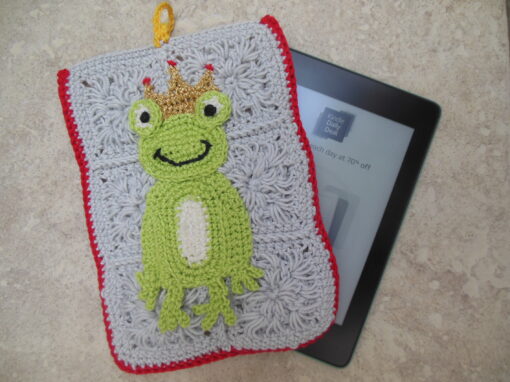 crochet-kindle-case-frog-prince-design